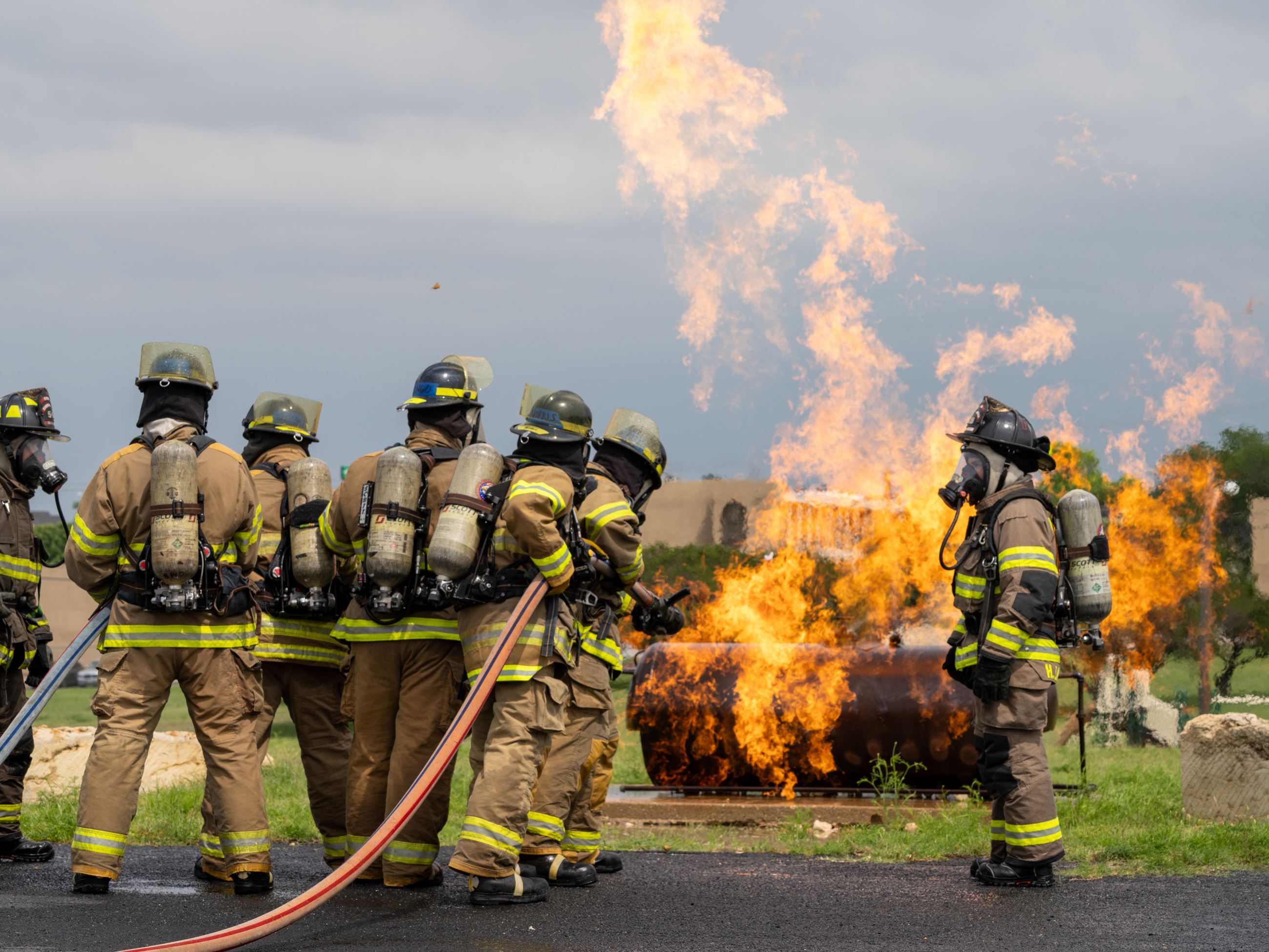 Firefighters putting out a fire (JPG)